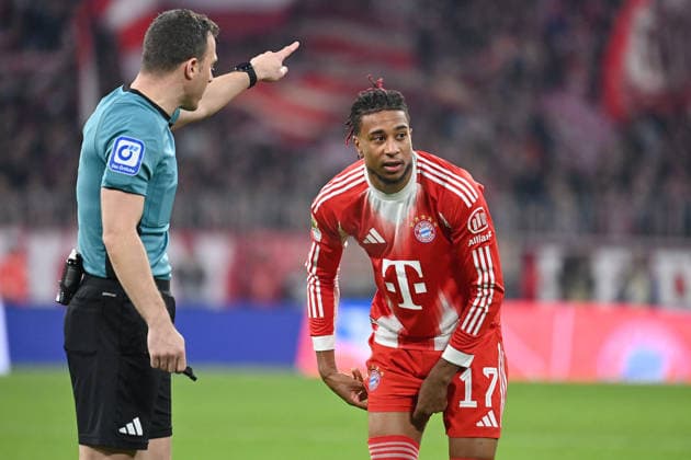 Schiedsrichter Felix ZWAYER ermahnt Michael OLISE (Bayern Muenchen). Fussball 1. Bundesliga Saison 2025 2026, 12.Spieltag, Spieltag12 FC Bayern Muenchen - FC St. Pauli 3-1 am 29.11.2025 , A L L I A N Z A R E N A.