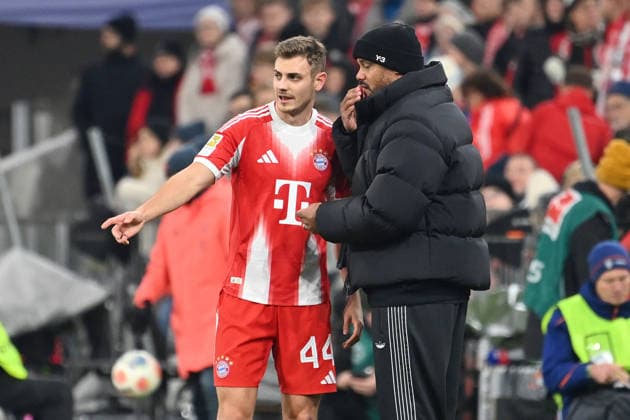 Josip STANISIC (Bayern Muenchen) mit Trainer Vincent KOMPANY (Bayern Muenchen). Fussball 1. Bundesliga Saison 2025 2026, 12.Spieltag, Spieltag12 FC Bayern Muenchen - FC St. Pauli 3-1 am 29.11.2025 , A L L I A N Z A R E N A.
