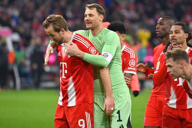 Schlussjubel Manuel NEUER (Torwart Bayern Muenchen) mit Harry KANE (Bayern Muenchen). Jubel,Freude,Begeisterung,Aktion. Fussball 1. Bundesliga Saison 2025 2026, 12.Spieltag, Spieltag12 FC Bayern Muenchen - FC St. Pauli 3-1 am 29.11.2025 , A L L I A N Z A R E N A.