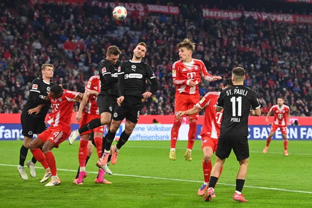 Strafraumszene mit Lennart KARL (Bayern Muenchen),James SANDS (St.Pauli), Hauke WAHL (St.Pauli) .Aktion. Fussball 1. Bundesliga Saison 2025 2026, 12.Spieltag, Spieltag12 FC Bayern Muenchen - FC St. Pauli 3-1 am 29.11.2025 , A L L I A N Z A R E N A.