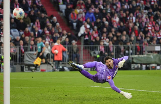 29.11.2025,1. Bundesliga, FC Bayern Muenchen vs St Pauli, Allianz Arena Muenchen, Fussball, im Bild: Ball landet an der Pfosten Nikola Vasilj (St Pauli) fliegt