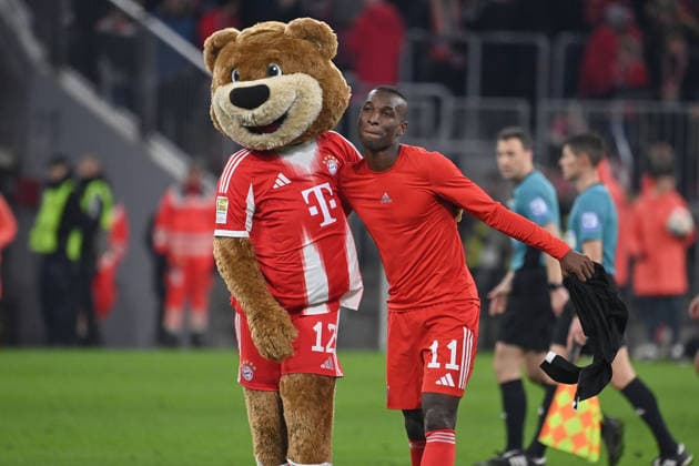 Schlussjubel Maskottchen Berni mit Nicolas JACKSON (Bayern Muenchen), Jubel,Freude,Begeisterung, Fussball 1. Bundesliga Saison 2025 2026, 12.Spieltag, Spieltag12 FC Bayern Muenchen - FC St. Pauli 3-1 am 29.11.2025 , A L L I A N Z A R E N A.