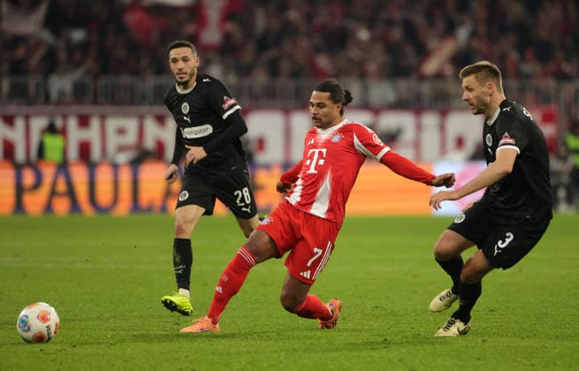 29.11.2025,1. Bundesliga, FC Bayern Muenchen vs St Pauli, Allianz Arena Muenchen, Fussball, im Bild: Mathias Pereira Lage (St Pauli), Serge Gnabry (FC Bayern Muenchen) und Karol Mets (St Pauli)