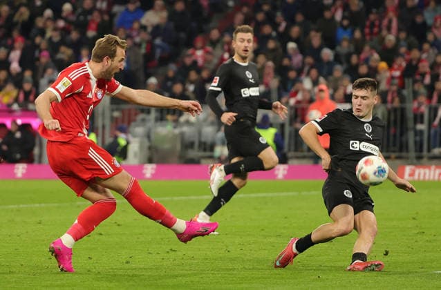 29.11.2025,1. Bundesliga, FC Bayern Muenchen vs St Pauli, Allianz Arena Muenchen, Fussball, im Bild: Harry Kane (FC Bayern Muenchen) von Arkadiusz Pyrka (St Pauli) geblockt