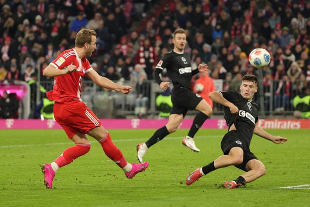 29.11.2025,1. Bundesliga, FC Bayern Muenchen vs St Pauli, Allianz Arena Muenchen, Fussball, im Bild: Harry Kane (FC Bayern Muenchen) von Arkadiusz Pyrka (St Pauli) geblockt