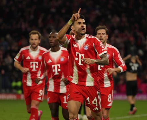 29.11.2025,1. Bundesliga, FC Bayern Muenchen vs St Pauli, Allianz Arena Muenchen, Fussball, im Bild: Harry Kane (FC Bayern Muenchen),Nicolas Jackson (FC Bayern Muenchen), Luis Diaz (FC Bayern Muenchen) und Leon Goretzka (FC Bayern Muenchen) jubeln zum 2:1