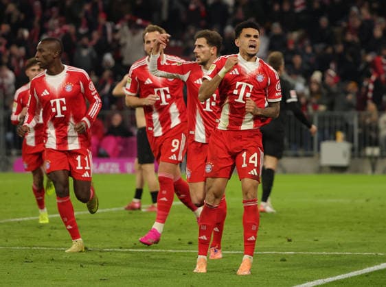29.11.2025,1. Bundesliga, FC Bayern Muenchen vs St Pauli, Allianz Arena Muenchen, Fussball, im Bild: 2:1 Jubel mit Nicolas Jackson (FC Bayern Muenchen), Leon Goretzka (FC Bayern Muenchen), Harry Kane (FC Bayern Muenchen) und Luis Diaz (FC Bayern Muenchen)
