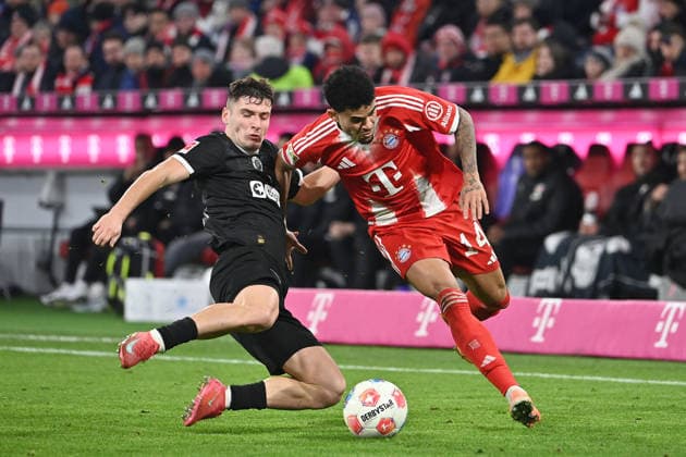 Luis DIAZ (Bayern Muenchen), Aktion,Zweikampf gegen Arkadiusz PYRKA (St.Pauli). Fussball 1. Bundesliga Saison 2025 2026, 12.Spieltag, Spieltag12 FC Bayern Muenchen - FC St. Pauli 3-1 am 29.11.2025 , A L L I A N Z A R E N A.