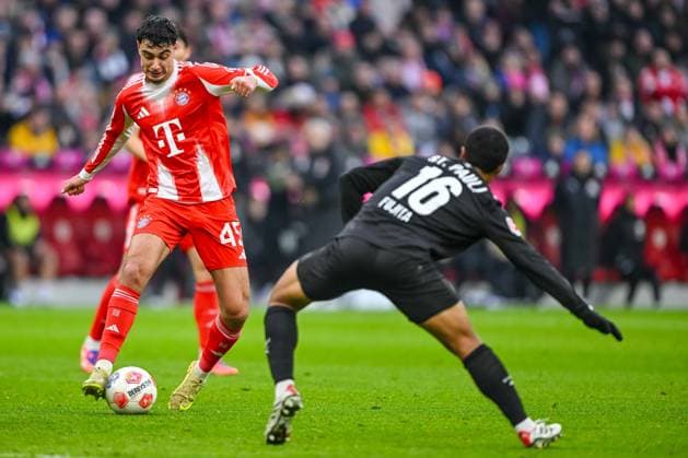 Aleksandar PavloviÄ‡ (Bayern München) und Joel Chima Fujita (FC St. Pauli) im Zweikampf waehrend des spiels der Bundesliga zwischen FC Bayern München und FC St. Pauli, Allianz Arena am 29. November 2025 in München, Deutschland. (Foto von Harry Langer DeFodi Images) +++ Aleksandar PavloviÄ‡ (Bayern München) und Joel Chima Fujita (FC St. Pauli) battle for the ball during the Bundesliga match between FC Bayern München and FC St. Pauli at Allianz Arena on November 29, 2025 in München, Germany. (Photo by Harry Langer DeFodi Images) DFL regulations prohibit any use of photographs as image sequences and or quasi-video. (Photo by Harry Langer DeFodi Images) DFL regulations prohibit any use of photographs as image sequences and or quasi-video.