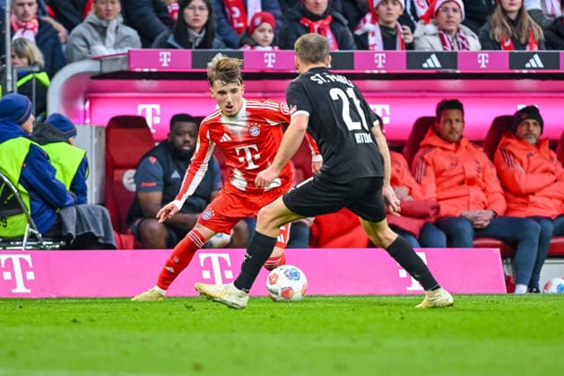 Lennart Karl (Bayern München) und Lars Ritzka (FC St. Pauli) im Zweikampf waehrend des spiels der Bundesliga zwischen FC Bayern München und FC St. Pauli, Allianz Arena am 29. November 2025 in München, Deutschland. (Foto von Harry Langer DeFodi Images) +++ Lennart Karl (Bayern München) und Lars Ritzka (FC St. Pauli) battle for the ball during the Bundesliga match between FC Bayern München and FC St. Pauli at Allianz Arena on November 29, 2025 in München, Germany. (Photo by Harry Langer DeFodi Images) DFL regulations prohibit any use of photographs as image sequences and or quasi-video. (Photo by Harry Langer DeFodi Images) DFL regulations prohibit any use of photographs as image sequences and or quasi-video.