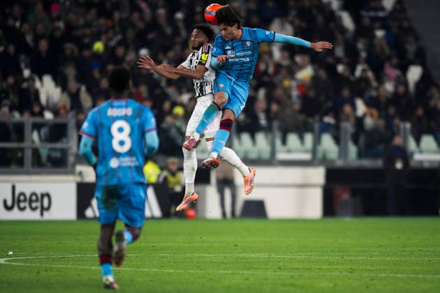 Juventus FC v Cagliari Calcio - Serie A Gennaro Borrelli of Cagliari Calcio competes for a header with Lloyd Kelly of Juventus FC during the Serie A football match between Juventus FC and Cagliari Calcio. Turin Italy Copyright: xNicolòxCampox