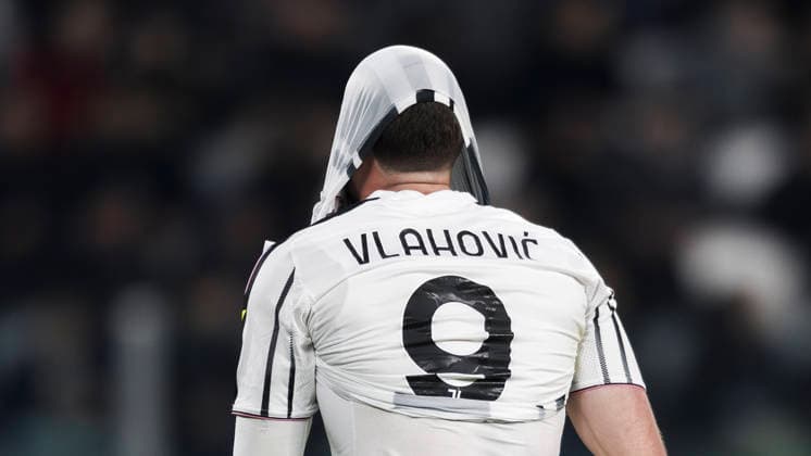 Juventus FC v Cagliari Calcio - Serie A Dusan Vlahovic of Juventus FC looks dejected after an injury during the Serie A football match between Juventus FC and Cagliari Calcio. Turin Italy Copyright: xNicolòxCampox
