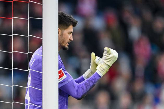 Torwart Nikola Vasilj (FC St. Pauli) gestikuliert, gestik waehrend des spiels der Bundesliga zwischen FC Bayern München und FC St. Pauli, Allianz Arena am 29. November 2025 in München, Deutschland. (Foto von Harry Langer DeFodi Images) +++ Torwart Nikola Vasilj (FC St. Pauli) gestures during the Bundesliga match between FC Bayern München and FC St. Pauli at Allianz Arena on November 29, 2025 in München, Germany. (Photo by Harry Langer DeFodi Images) DFL regulations prohibit any use of photographs as image sequences and or quasi-video. (Photo by Harry Langer DeFodi Images) DFL regulations prohibit any use of photographs as image sequences and or quasi-video.