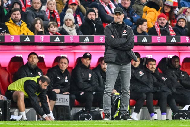 Trainer Alexander Blessin (FC St. Pauli) Schaut waehrend des spiels der Bundesliga zwischen FC Bayern München und FC St. Pauli, Allianz Arena am 29. November 2025 in München, Deutschland. (Foto von Harry Langer DeFodi Images) +++ Trainer Alexander Blessin (FC St. Pauli) Looks on during the Bundesliga match between FC Bayern München and FC St. Pauli at Allianz Arena on November 29, 2025 in München, Germany. (Photo by Harry Langer DeFodi Images) DFL regulations prohibit any use of photographs as image sequences and or quasi-video. (Photo by Harry Langer DeFodi Images) DFL regulations prohibit any use of photographs as image sequences and or quasi-video.