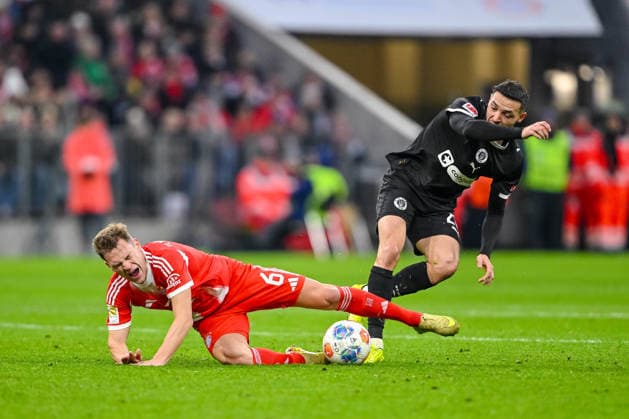 Joshua Kimmich (Bayern München) und Mathias Pereira Lage (FC St. Pauli) im Zweikampf waehrend des spiels der Bundesliga zwischen FC Bayern München und FC St. Pauli, Allianz Arena am 29. November 2025 in München, Deutschland. (Foto von Harry Langer DeFodi Images) +++ Joshua Kimmich (Bayern München) und Mathias Pereira Lage (FC St. Pauli) battle for the ball during the Bundesliga match between FC Bayern München and FC St. Pauli at Allianz Arena on November 29, 2025 in München, Germany. (Photo by Harry Langer DeFodi Images) DFL regulations prohibit any use of photographs as image sequences and or quasi-video. (Photo by Harry Langer DeFodi Images) DFL regulations prohibit any use of photographs as image sequences and or quasi-video.