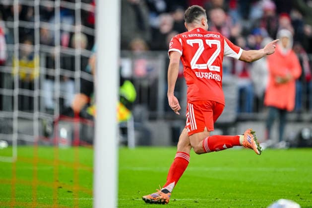RaphaÃ«l Guerreiro (Bayern München) Torjubel, jubelt nach seinem treffer zum 1:1 waehrend des spiels der Bundesliga zwischen FC Bayern München und FC St. Pauli, Allianz Arena am 29. November 2025 in München, Deutschland. (Foto von Harry Langer DeFodi Images) +++ RaphaÃ«l Guerreiro (Bayern München) celebrates after scoring his team s first goal during the Bundesliga match between FC Bayern München and FC St. Pauli at Allianz Arena on November 29, 2025 in München, Germany. (Photo by Harry Langer DeFodi Images) DFL regulations prohibit any use of photographs as image sequences and or quasi-video. (Photo by Harry Langer DeFodi Images) DFL regulations prohibit any use of photographs as image sequences and or quasi-video.