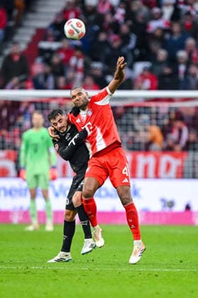 Danel Sinani (FC St. Pauli) und Jonathan Tah (Bayern München) im Zweikampf waehrend des spiels der Bundesliga zwischen FC Bayern München und FC St. Pauli, Allianz Arena am 29. November 2025 in München, Deutschland. (Foto von Harry Langer DeFodi Images) +++ Danel Sinani (FC St. Pauli) und Jonathan Tah (Bayern München) battle for the ball during the Bundesliga match between FC Bayern München and FC St. Pauli at Allianz Arena on November 29, 2025 in München, Germany. (Photo by Harry Langer DeFodi Images) DFL regulations prohibit any use of photographs as image sequences and or quasi-video. (Photo by Harry Langer DeFodi Images) DFL regulations prohibit any use of photographs as image sequences and or quasi-video.