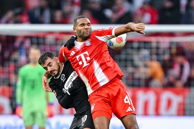 Danel Sinani (FC St. Pauli) und Jonathan Tah (Bayern München) im Zweikampf waehrend des spiels der Bundesliga zwischen FC Bayern München und FC St. Pauli, Allianz Arena am 29. November 2025 in München, Deutschland. (Foto von Harry Langer DeFodi Images) +++ Danel Sinani (FC St. Pauli) und Jonathan Tah (Bayern München) battle for the ball during the Bundesliga match between FC Bayern München and FC St. Pauli at Allianz Arena on November 29, 2025 in München, Germany. (Photo by Harry Langer DeFodi Images) DFL regulations prohibit any use of photographs as image sequences and or quasi-video. (Photo by Harry Langer DeFodi Images) DFL regulations prohibit any use of photographs as image sequences and or quasi-video.
