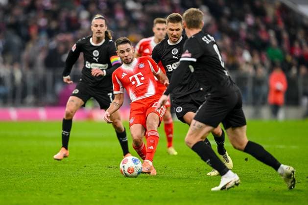 RaphaÃ«l Guerreiro (Bayern München), Karol Mets (FC St. Pauli) und Eric Smith (FC St. Pauli) im Zweikampf waehrend des spiels der Bundesliga zwischen FC Bayern München und FC St. Pauli, Allianz Arena am 29. November 2025 in München, Deutschland. (Foto von Harry Langer DeFodi Images) +++ RaphaÃ«l Guerreiro (Bayern München), Karol Mets (FC St. Pauli) und Eric Smith (FC St. Pauli) battle for the ball during the Bundesliga match between FC Bayern München and FC St. Pauli at Allianz Arena on November 29, 2025 in München, Germany. (Photo by Harry Langer DeFodi Images) DFL regulations prohibit any use of photographs as image sequences and or quasi-video. (Photo by Harry Langer DeFodi Images) DFL regulations prohibit any use of photographs as image sequences and or quasi-video.