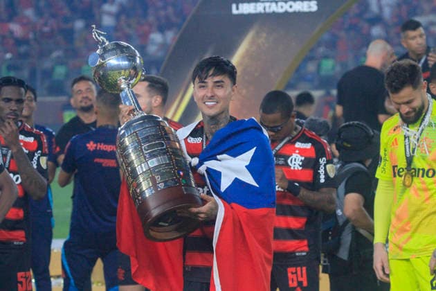 Futbol, Palmeiras vs Flamengo. Final de Copa Libertadores 2025. El jugador chileno de Flamengo Erick Pulgar celebra con el trofeo de la Copa Libertadores tras el partido contra Palmeiras en el Estadio Monumental de Lima, Peru. 29 11 2025 Pool Pelaez Burga DiaEsportivo Photosport Football, Palmeiras vs Flamengo. 2025 Copa Libertadores Final. Chilean player of Flamengo Erick Pulgar celebrates with the Copa Libertadores trophy after the final match against Palmeiras at the Monumental stadium in Lima, Peru. 29 11 2025 Pool Pelaez Burga DiaEsportivo Photosport Palmeiras vs Flamengo, final Copa Libertadores 2025 