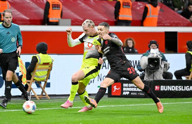 v.l. Julian Ryerson (Borussia Dortmund), Ãlex Grimaldo (Alex)(Bayer Leverkusen) Aktion, Zweikampf, Fussball 1. Bundesliga,12.Spieltag, Bayer 04 Leverkusen - Borussia Dortmund 1:2, am 29.11.2025 in Leverkusen Deutschland. DFL regulations prohibit any use of photographs as image sequences and or quasi-video Â