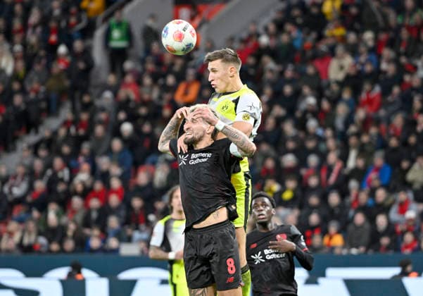 v.l. Robert Andrich (Bayer Leverkusen), Nico Schlotterbeck (Borussia Dortmund) Aktion, Zweikampf, Fussball 1. Bundesliga,12.Spieltag, Bayer 04 Leverkusen - Borussia Dortmund 1:2, am 29.11.2025 in Leverkusen Deutschland. DFL regulations prohibit any use of photographs as image sequences and or quasi-video Â