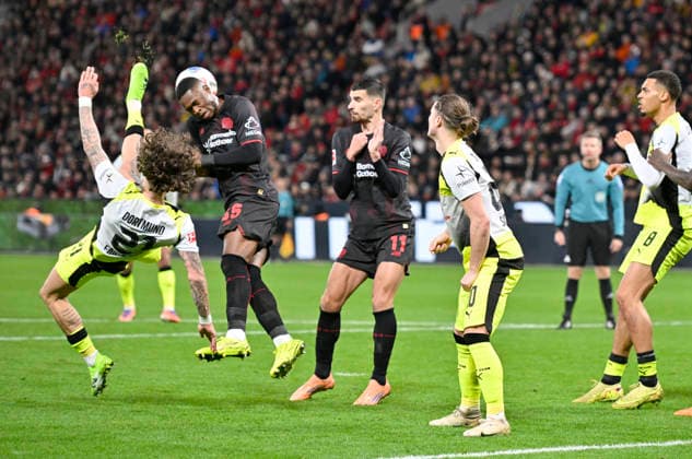 v.l. Fabio Silva (Borussia Dortmund), Christian Kofane (Bayer Leverkusen), Martin Terrier (Bayer Leverkusen), Marcel Sabitzer (Borussia Dortmund), Felix Nmecha (Borussia Dortmund) Fallrueckzieher, Aktion, Zweikampf, Fussball 1. Bundesliga,12.Spieltag, Bayer 04 Leverkusen - Borussia Dortmund 1:2, am 29.11.2025 in Leverkusen Deutschland. DFL regulations prohibit any use of photographs as image sequences and or quasi-video Â