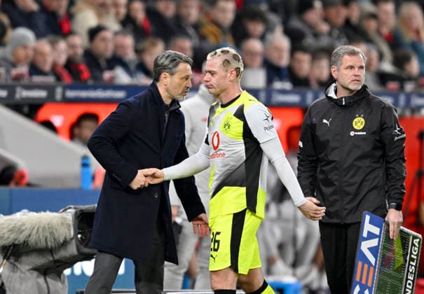 v.l. Trainer Niko Kovac (Borussia Dortmund), Julian Ryerson (Borussia Dortmund) Auswechslung. Fussball 1. Bundesliga,12.Spieltag, Bayer 04 Leverkusen - Borussia Dortmund 1:2, am 29.11.2025 in Leverkusen Deutschland. DFL regulations prohibit any use of photographs as image sequences and or quasi-video Â