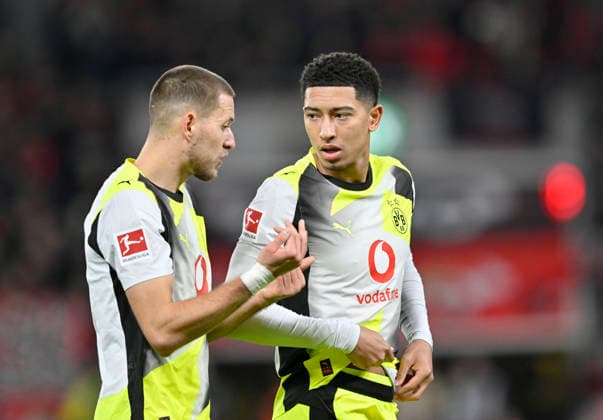 v.l. Waldemar Anton (Borussia Dortmund), Jobe Bellingham (Borussia Dortmund) Gespraech. Fussball 1. Bundesliga,12.Spieltag, Bayer 04 Leverkusen - Borussia Dortmund 1:2, am 29.11.2025 in Leverkusen Deutschland. DFL regulations prohibit any use of photographs as image sequences and or quasi-video Â