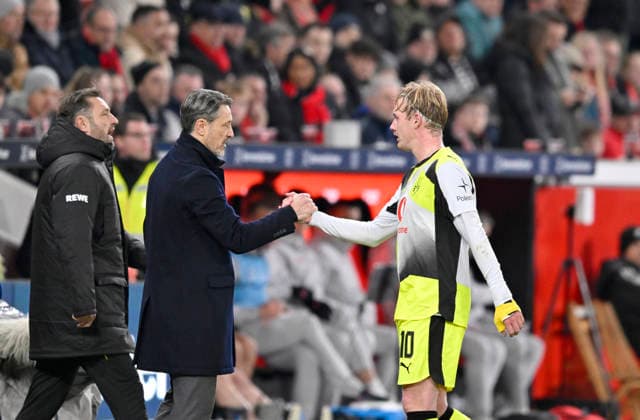 v.l. Trainer Niko Kovac (Borussia Dortmund), Julian Brandt (Borussia Dortmund) Auswechslung. Fussball 1. Bundesliga,12.Spieltag, Bayer 04 Leverkusen - Borussia Dortmund 1:2, am 29.11.2025 in Leverkusen Deutschland. DFL regulations prohibit any use of photographs as image sequences and or quasi-video Â