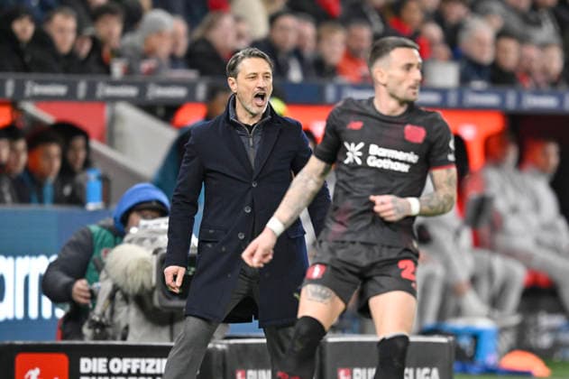 Trainer Niko Kovac (Borussia Dortmund), davor Aleix Garcia (Bayer Leverkusen) Fussball 1. Bundesliga,12.Spieltag, Bayer 04 Leverkusen - Borussia Dortmund 1:2, am 29.11.2025 in Leverkusen Deutschland. DFL regulations prohibit any use of photographs as image sequences and or quasi-video Â