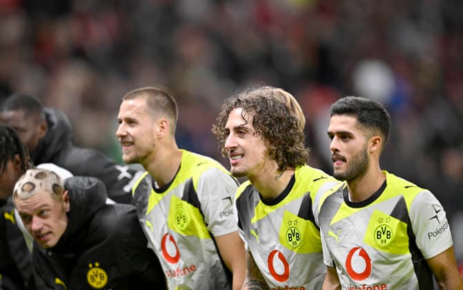 Schlussjubel Team DO, v.r. Yan Couto (Borussia Dortmund), Fabio Silva (Borussia Dortmund), Waldemar Anton (Borussia Dortmund) Fussball 1. Bundesliga,12.Spieltag, Bayer 04 Leverkusen - Borussia Dortmund 1:2, am 29.11.2025 in Leverkusen Deutschland. DFL regulations prohibit any use of photographs as image sequences and or quasi-video Â