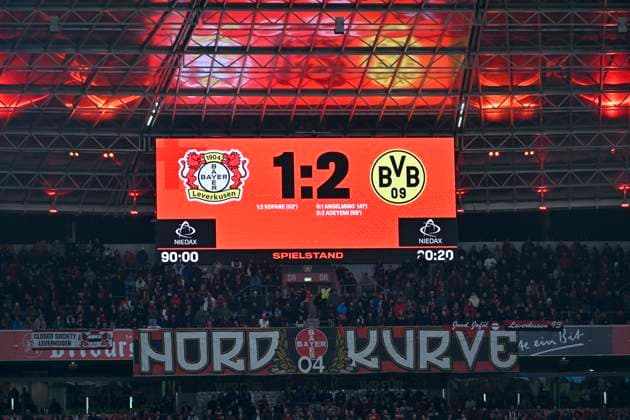 Ergebnis auf der Anzeigetafel. Fussball 1. Bundesliga,12.Spieltag, Bayer 04 Leverkusen - Borussia Dortmund 1:2, am 29.11.2025 in Leverkusen Deutschland. DFL regulations prohibit any use of photographs as image sequences and or quasi-video Â