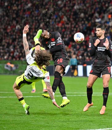 v.l. Fabio Silva (Borussia Dortmund), Christian Kofane (Bayer Leverkusen), Martin Terrier (Bayer Leverkusen), Fallrueckzieher, Aktion, Zweikampf, Fussball 1. Bundesliga,12.Spieltag, Bayer 04 Leverkusen - Borussia Dortmund 1:2, am 29.11.2025 in Leverkusen Deutschland. DFL regulations prohibit any use of photographs as image sequences and or quasi-video Â