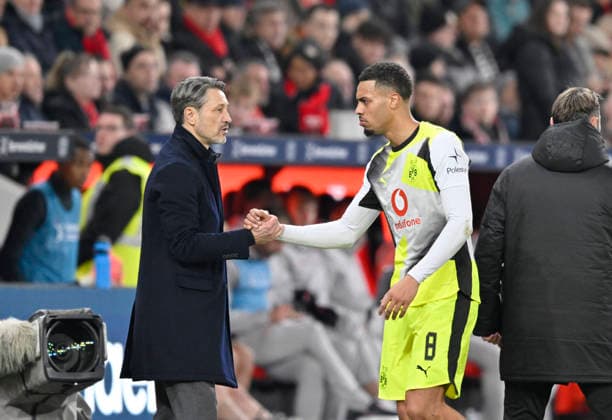 v.l. Trainer Niko Kovac (Borussia Dortmund), Felix Nmecha (Borussia Dortmund) Auswechslung. Fussball 1. Bundesliga,12.Spieltag, Bayer 04 Leverkusen - Borussia Dortmund 1:2, am 29.11.2025 in Leverkusen Deutschland. DFL regulations prohibit any use of photographs as image sequences and or quasi-video Â