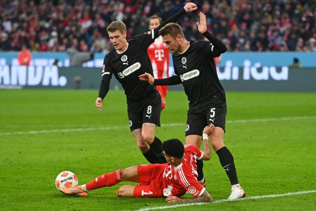 Luis DIAZ (Bayern Muenchen) gibt die Vorlage zum 1-1 von Raphael GUERREIRO (Bayern Muenchen) im Liegen, Aktion,Zweikampf gegen Hauke WAHL (St.Pauli re) und Eric SMITH (St.Pauli). Fussball 1. Bundesliga Saison 2025 2026, 12.Spieltag, Spieltag12 FC Bayern Muenchen - FC St. Pauli 3-1 am 29.11.2025 , A L L I A N Z A R E N A.