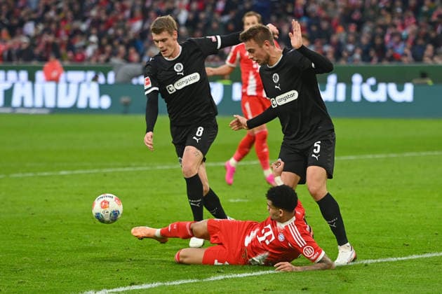 Luis DIAZ (Bayern Muenchen) gibt die Vorlage zum 1-1 von Raphael GUERREIRO (Bayern Muenchen) im Liegen, Aktion,Zweikampf gegen Hauke WAHL (St.Pauli re) und Eric SMITH (St.Pauli). Fussball 1. Bundesliga Saison 2025 2026, 12.Spieltag, Spieltag12 FC Bayern Muenchen - FC St. Pauli 3-1 am 29.11.2025 , A L L I A N Z A R E N A.