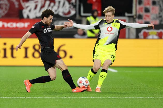 Leverkusen, BayArena, 29.11.25, GER, Herren, 1. Bundesliga, Saison 2025 - 2026, Bayer 04 Leverkusen - Borussia Dortmund, Jonas Hofmann (Bayer 04 Leverkusen) und Daniel Svensson (Borussia Dortmund) im Zweikampf, DFB DFL REGULATIONS PROHIBIT ANY USE OF PHOTOGRAPHS AS IMAGE SEQUENCES AND OR QUASI-VIDEO. Copyright: JoachimxBywaletz xJB-Sportfoto