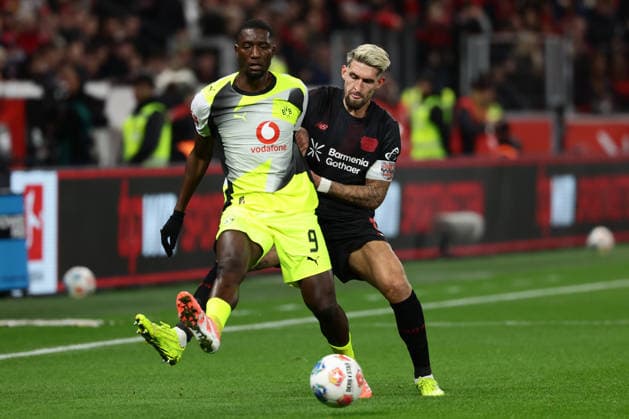 Leverkusen, BayArena, 29.11.25, GER, Herren, 1. Bundesliga, Saison 2025 - 2026, Bayer 04 Leverkusen - Borussia Dortmund, Serhou Guirassy (Borussia Dortmund) und Robert Andrich (Bayer 04 Leverkusen) im Zweikampf, DFB DFL REGULATIONS PROHIBIT ANY USE OF PHOTOGRAPHS AS IMAGE SEQUENCES AND OR QUASI-VIDEO. Copyright: JoachimxBywaletz xJB-Sportfoto