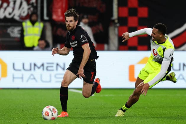 Leverkusen, BayArena, 29.11.25, GER, Herren, 1. Bundesliga, Saison 2025 - 2026, Bayer 04 Leverkusen - Borussia Dortmund, Jonas Hofmann (Bayer 04 Leverkusen) und Felix Nmecha (Borussia Dortmund) im Zweikampf, DFB DFL REGULATIONS PROHIBIT ANY USE OF PHOTOGRAPHS AS IMAGE SEQUENCES AND OR QUASI-VIDEO. Copyright: JoachimxBywaletz xJB-Sportfoto