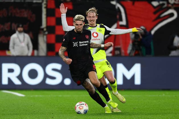 Leverkusen, BayArena, 29.11.25, GER, Herren, 1. Bundesliga, Saison 2025 - 2026, Bayer 04 Leverkusen - Borussia Dortmund, Robert Andrich (Bayer 04 Leverkusen) und Julian Brandt (Borussia Dortmund) im Zweikampf, DFB DFL REGULATIONS PROHIBIT ANY USE OF PHOTOGRAPHS AS IMAGE SEQUENCES AND OR QUASI-VIDEO. Copyright: JoachimxBywaletz xJB-Sportfoto