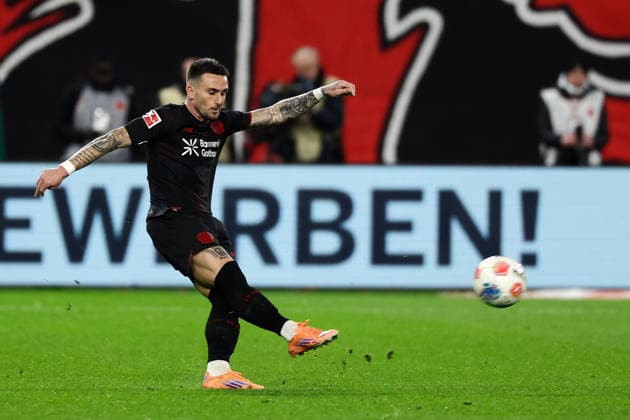 Leverkusen, BayArena, 29.11.25, GER, Herren, 1. Bundesliga, Saison 2025 - 2026, Bayer 04 Leverkusen - Borussia Dortmund, Aleix Garcia (Bayer 04 Leverkusen) in Aktion, am Ball, DFB DFL REGULATIONS PROHIBIT ANY USE OF PHOTOGRAPHS AS IMAGE SEQUENCES AND OR QUASI-VIDEO. Copyright: JoachimxBywaletz xJB-Sportfoto