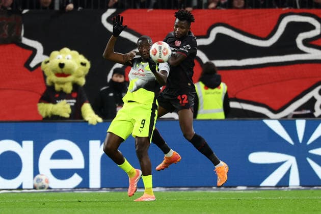 Leverkusen, BayArena, 29.11.25, GER, Herren, 1. Bundesliga, Saison 2025 - 2026, Bayer 04 Leverkusen - Borussia Dortmund, Serhou Guirassy (Borussia Dortmund) und Edmond Tapsoba (Bayer 04 Leverkusen) im Zweikampf, DFB DFL REGULATIONS PROHIBIT ANY USE OF PHOTOGRAPHS AS IMAGE SEQUENCES AND OR QUASI-VIDEO. Copyright: JoachimxBywaletz xJB-Sportfoto