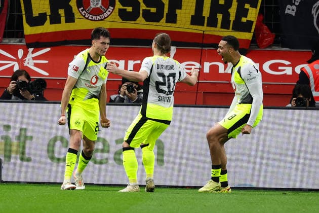 Leverkusen, BayArena, 29.11.25, GER, Herren, 1. Bundesliga, Saison 2025 - 2026, Bayer 04 Leverkusen - Borussia Dortmund, Aaron Anselmino (Borussia Dortmund) jubelt nach seinem Tor zum 1:0 mit Marcel Sabitzer (Borussia Dortmund) und Felix Nmecha (Borussia Dortmund) DFB DFL REGULATIONS PROHIBIT ANY USE OF PHOTOGRAPHS AS IMAGE SEQUENCES AND OR QUASI-VIDEO. Copyright: JoachimxBywaletz xJB-Sportfoto
