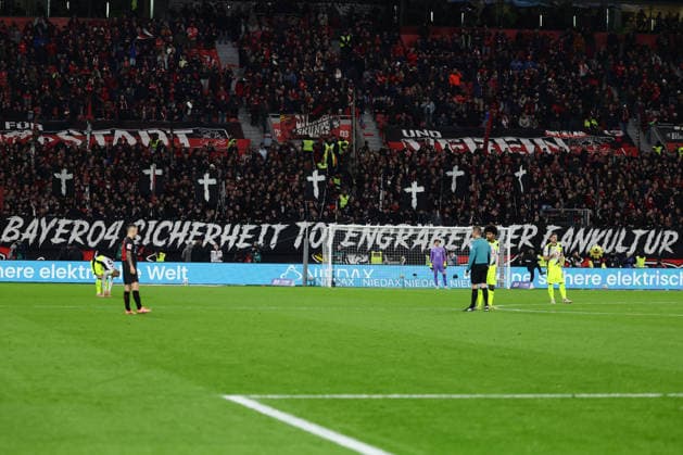 Leverkusen, BayArena, 29.11.25, GER, Herren, 1. Bundesliga, Saison 2025 - 2026, Bayer 04 Leverkusen - Borussia Dortmund, Banner Bayer 04 Leverkusen Fans DFB DFL REGULATIONS PROHIBIT ANY USE OF PHOTOGRAPHS AS IMAGE SEQUENCES AND OR QUASI-VIDEO. Copyright: JoachimxBywaletz xJB-Sportfoto