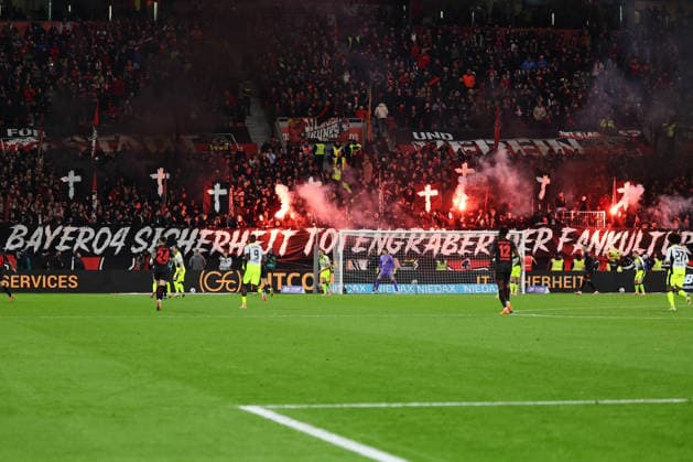 Leverkusen, BayArena, 29.11.25, GER, Herren, 1. Bundesliga, Saison 2025 - 2026, Bayer 04 Leverkusen - Borussia Dortmund, Banner Bayer 04 Leverkusen Fans DFB DFL REGULATIONS PROHIBIT ANY USE OF PHOTOGRAPHS AS IMAGE SEQUENCES AND OR QUASI-VIDEO. Copyright: JoachimxBywaletz xJB-Sportfoto