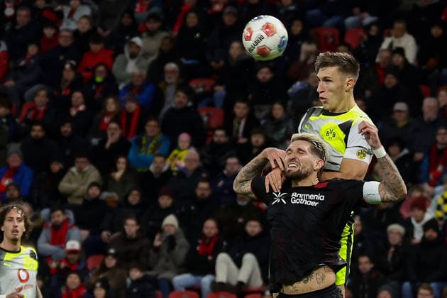 Leverkusen, BayArena, 29.11.25, GER, Herren, 1. Bundesliga, Saison 2025 - 2026, Bayer 04 Leverkusen - Borussia Dortmund, Robert Andrich (Bayer 04 Leverkusen) und Nico Schlotterbeck (Borussia Dortmund) im Zweikampf, DFB DFL REGULATIONS PROHIBIT ANY USE OF PHOTOGRAPHS AS IMAGE SEQUENCES AND OR QUASI-VIDEO. Copyright: JoachimxBywaletz xJB-Sportfoto