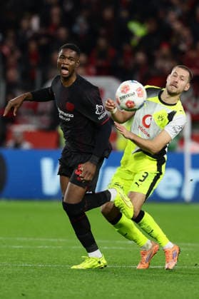 Leverkusen, BayArena, 29.11.25, GER, Herren, 1. Bundesliga, Saison 2025 - 2026, Bayer 04 Leverkusen - Borussia Dortmund, Christian Kofane (Bayer 04 Leverkusen) und Waldemar Anton (Borussia Dortmund) im Zweikampf, DFB DFL REGULATIONS PROHIBIT ANY USE OF PHOTOGRAPHS AS IMAGE SEQUENCES AND OR QUASI-VIDEO. Copyright: JoachimxBywaletz xJB-Sportfoto