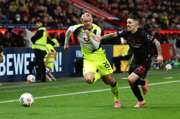 Sport Bilder des Tages Leverkusen, BayArena, 29.11.25, GER, Herren, 1. Bundesliga, Saison 2025 - 2026, Bayer 04 Leverkusen - Borussia Dortmund, Julian Ryerson (Borussia Dortmund) und Alejandro Grimaldo (Bayer 04 Leverkusen) im Zweikampf, DFB DFL REGULATIONS PROHIBIT ANY USE OF PHOTOGRAPHS AS IMAGE SEQUENCES AND OR QUASI-VIDEO. Copyright: JoachimxBywaletz xJB-Sportfoto