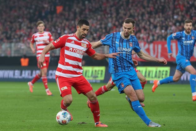 29.11.2025, xtgx, Fussball 1. Bundesliga, 1. FC Union Berlin - 1. FC Heidenheim emspor, v.l. Rani Khedira (Union Berlin, 8), Benedikt Gimber (Heidenheim, 5) Zweikampf, Duell, Kampf, tackle (DFL DFB REGULATIONS PROHIBIT ANY USE OF PHOTOGRAPHS as IMAGE SEQUENCES and or QUASI-VIDEO) Berlin
